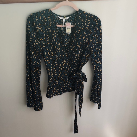 BCBGeneration leopard print bell sleeve wrap blouse size small - Picture 3 of 11